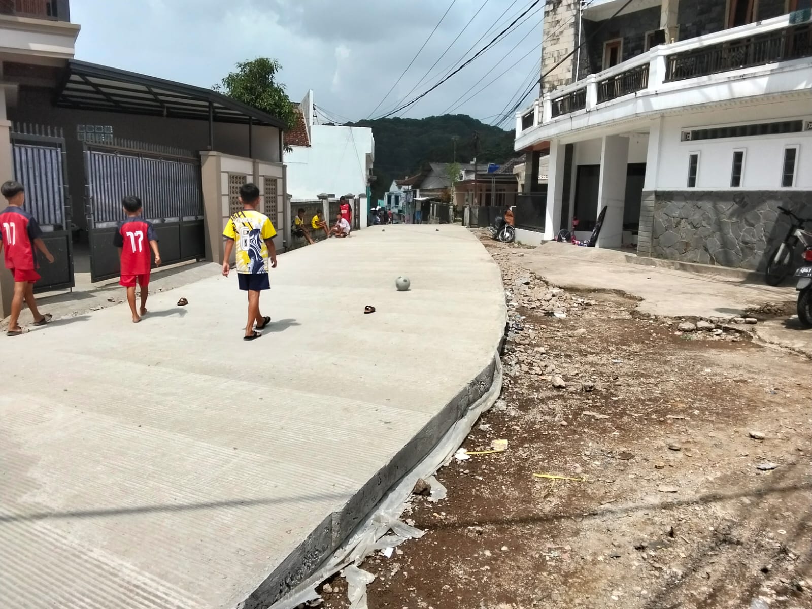 Peningkatan Jalan Mantap Terus di Lakukan PUTR,  Ini Bukti Komitment KDS Kepada Masyarakat Kab. Bandung.