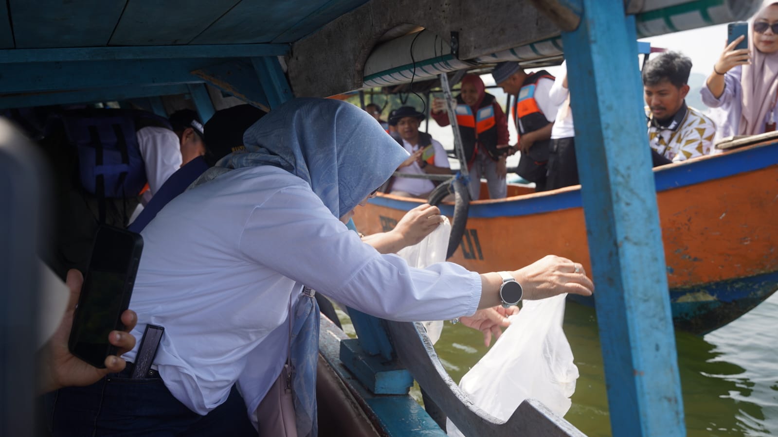 Simbol HUT ke-78 BKN, Tanam 78 Pohon dan Tebar 7.800 Benih Ikan di Waduk Jatigede