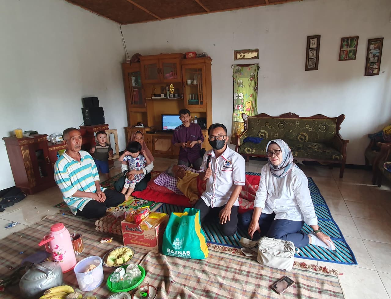 Bareng BAZNAS, IWOI Sumedang Salurkan Sembako bagi Lansia yang Sempat Hilang