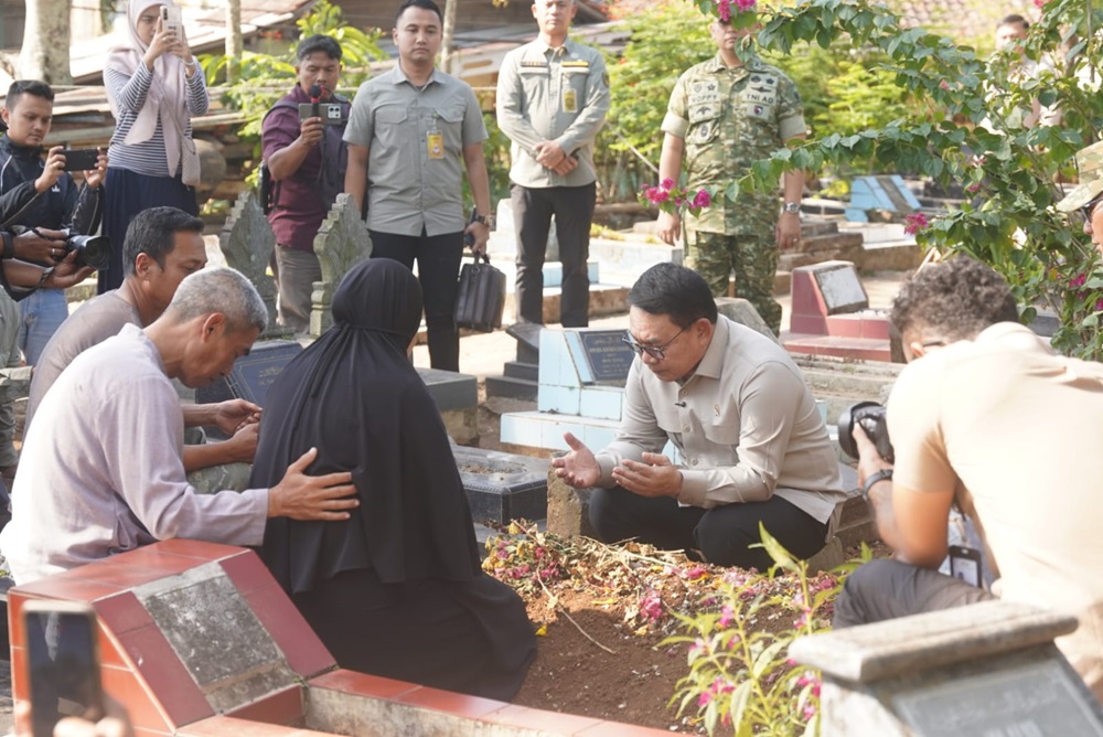Kepala Staf Presiden Takziah ke Rumah Duka Calon Manajer Kopdeskel Merah Putih